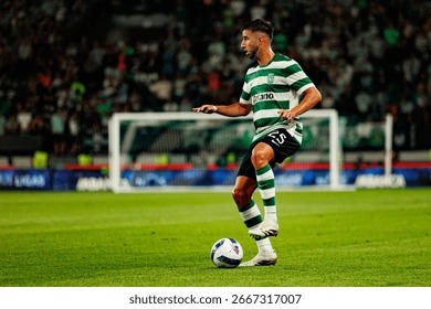 国脚连续射门被封堵仍不气馁